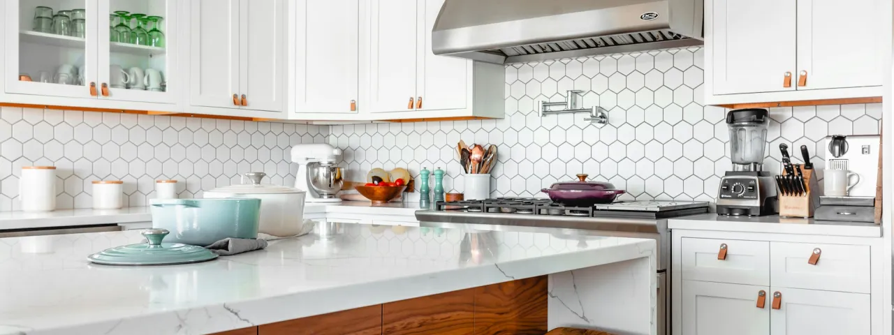 Cocina luminosa con mobiliario y superficie de trabajo