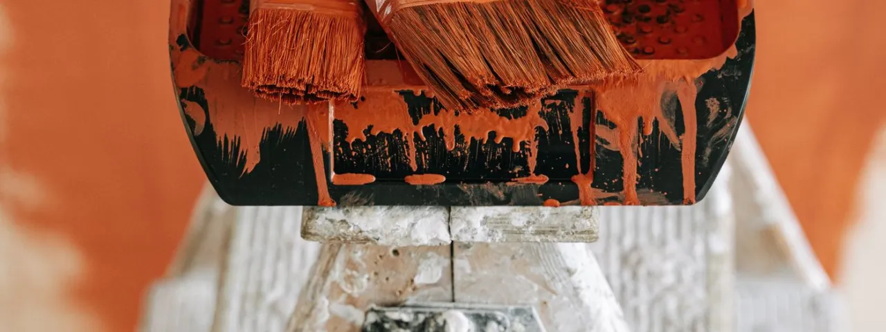 Rodillo, brocha y herramientas para pintura interior