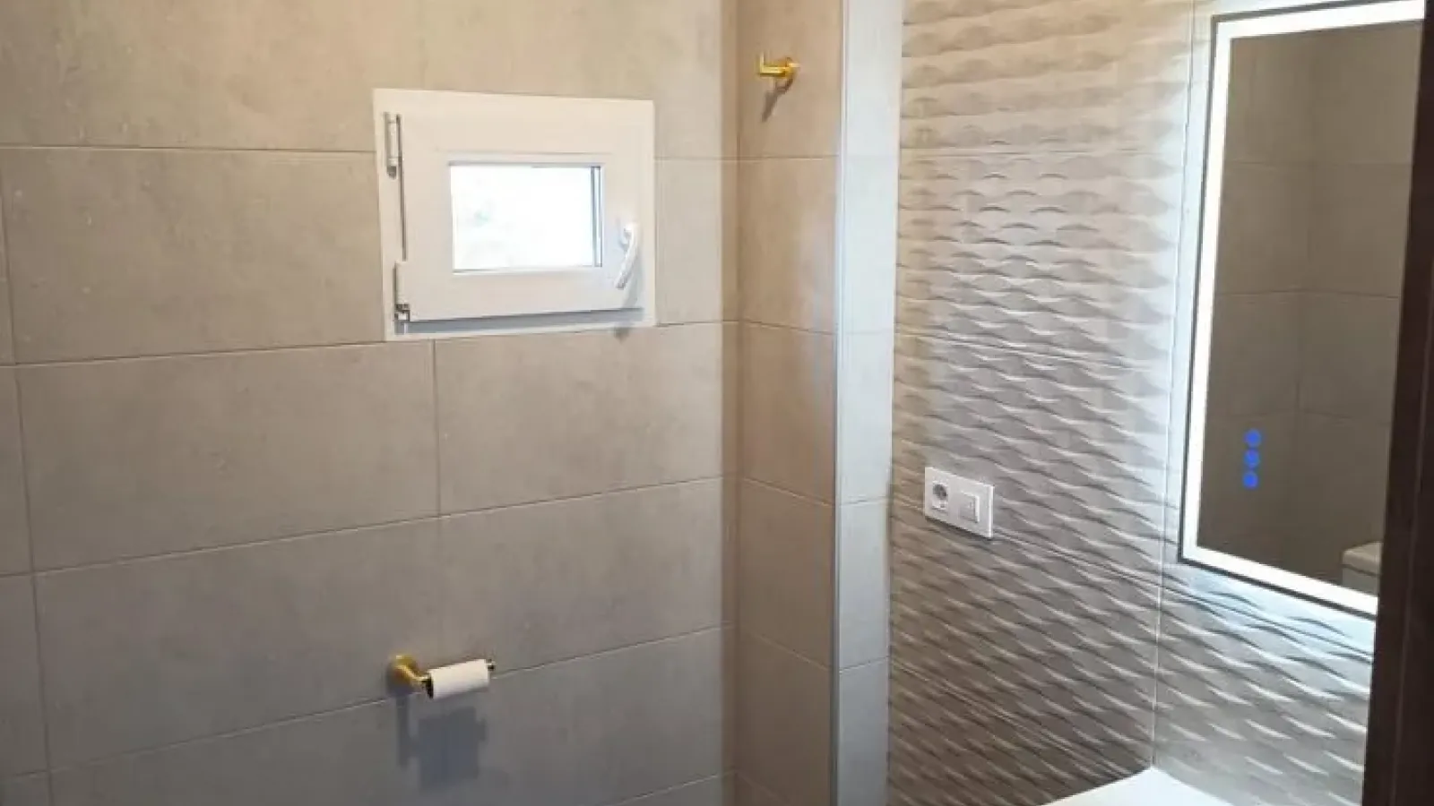 Baño reformado con revestimientos y mueble de lavabo