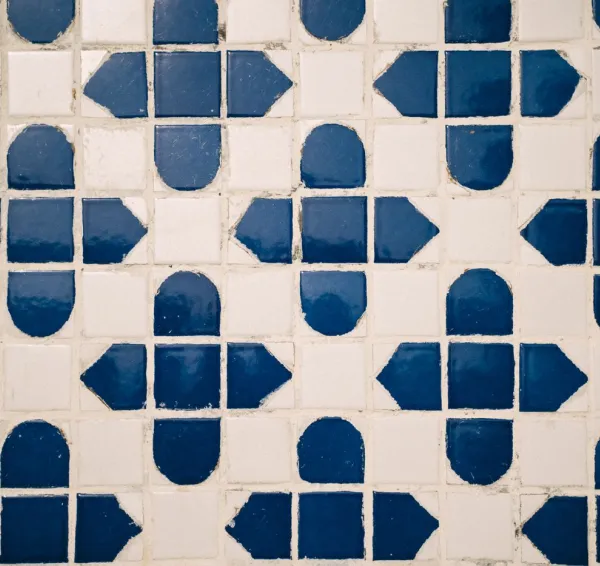 Revestimiento cerámico con motivos geométricos azules
