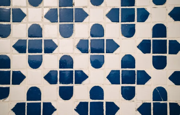 Revestimiento cerámico con motivos geométricos azules
